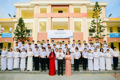 CHƯƠNG TRÌNH HƯỚNG NGHIỆP “THẮP SÁNG NIỀM TIN”