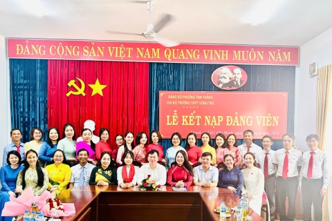 LỄ KẾT NẠP ĐẢNG VIÊN MỚI TẠI CHI BỘ TRƯỜNG THPT VŨNG TÀU