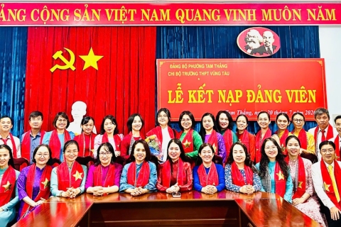 CHI BỘ TRƯỜNG THPT VŨNG TÀU TỔ CHỨC LỄ KẾT NẠP ĐẢNG VIÊN CHO HỌC SINH ƯU TÚ