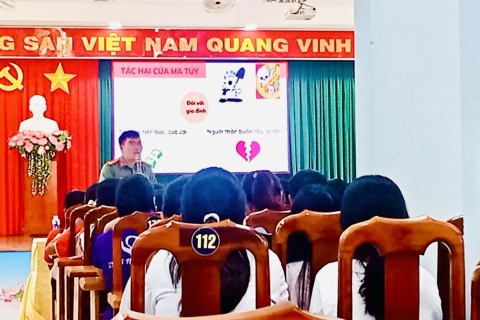 HỌC SINH TRƯỜNG THPT VŨNG TÀU THAM GIA TUYÊN TRUYỀN PHÁP LUẬT VỀ AN TOÀN GIAO THÔNG VÀ PHÒNG, CHỐNG MA TÚY