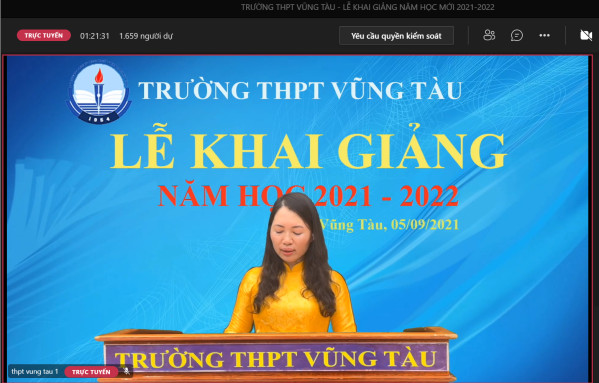 Hiệu trường trường THPT Vũng Tàu, cô Nguyễn Thị Huế đang đọc diễn văn khai mạc.