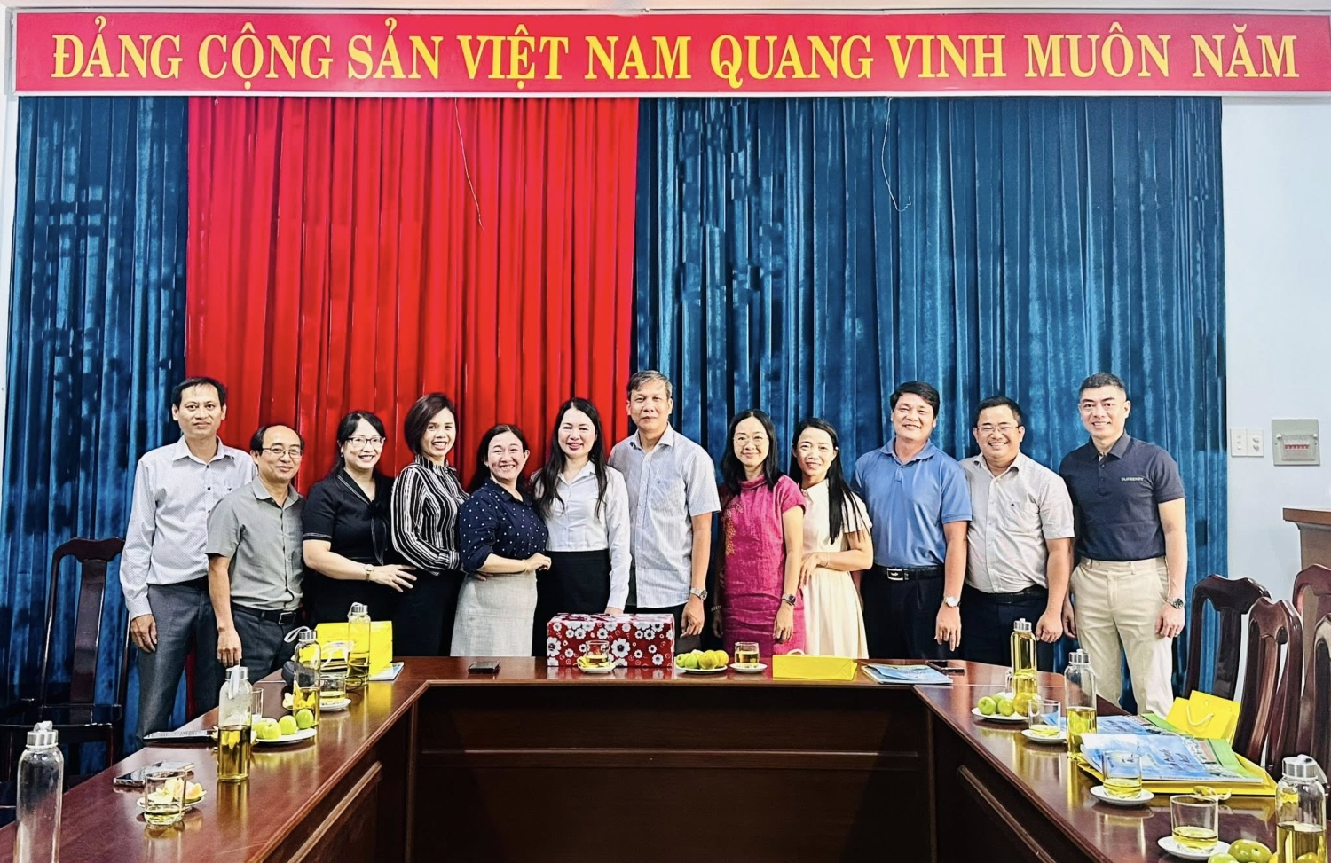 Gặp gỡ và giao lưu cùng thầy cô trong BGH, Tổ trưởng, tổ phó chuyên môn, Trường THPT Chuyên Quang Trung - Đồng Nai