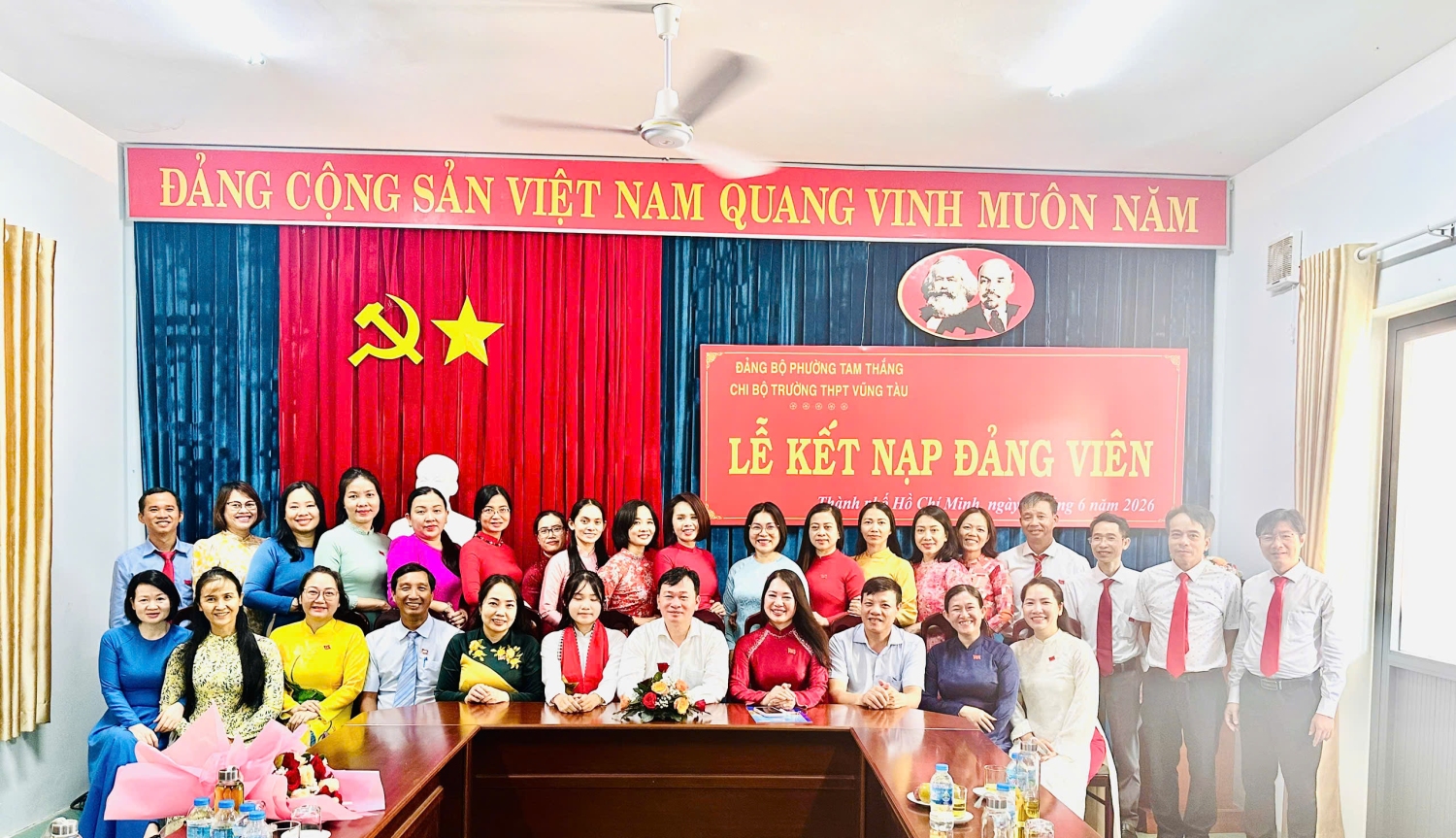 LỄ KẾT NẠP ĐẢNG VIÊN MỚI TẠI CHI BỘ TRƯỜNG THPT VŨNG TÀU