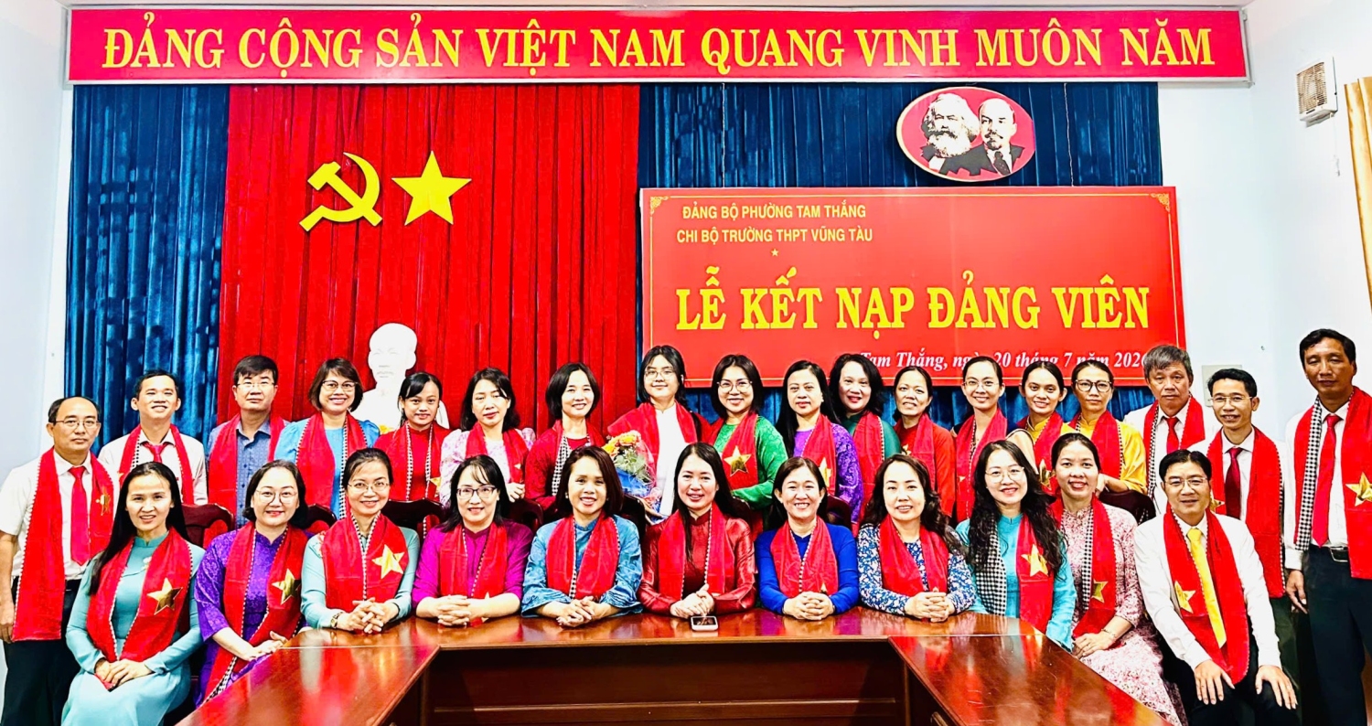 CHI BỘ TRƯỜNG THPT VŨNG TÀU TỔ CHỨC LỄ KẾT NẠP ĐẢNG VIÊN CHO HỌC SINH ƯU TÚ