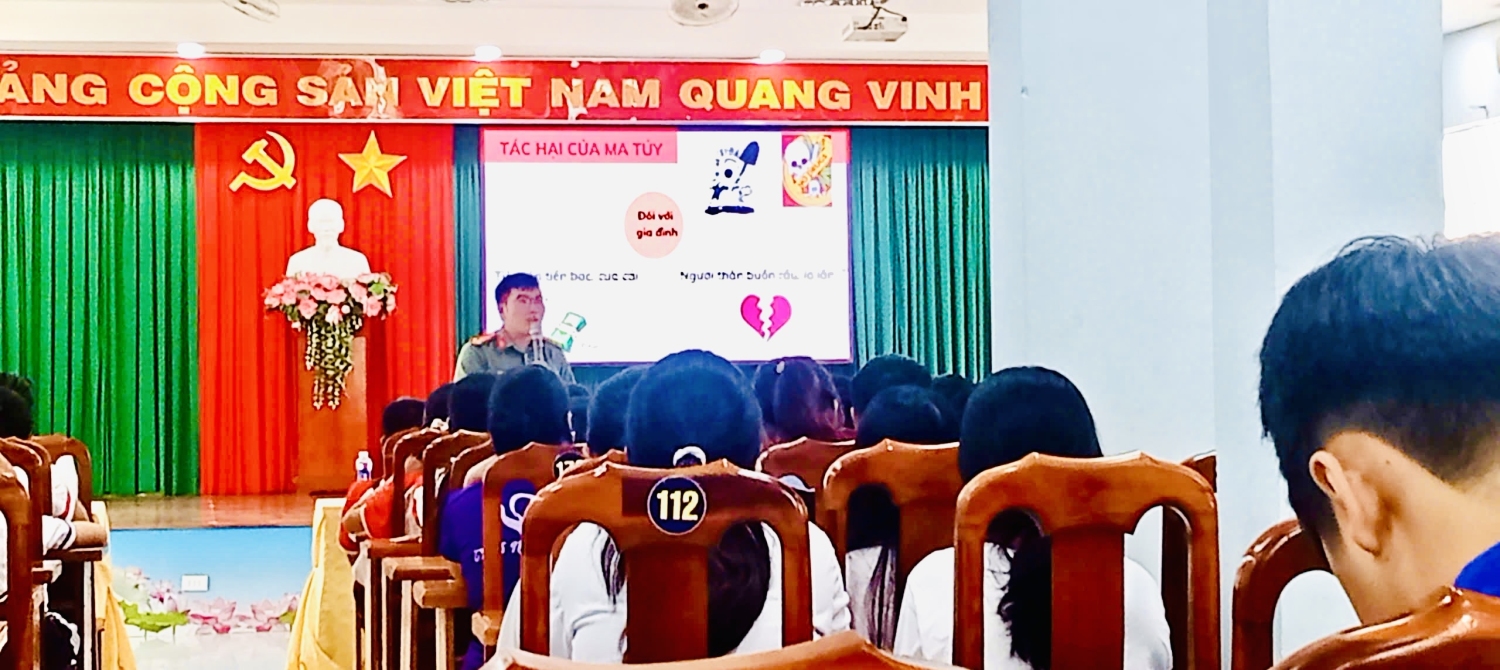 HỌC SINH TRƯỜNG THPT VŨNG TÀU THAM GIA TUYÊN TRUYỀN PHÁP LUẬT VỀ AN TOÀN GIAO THÔNG VÀ PHÒNG, CHỐNG MA TÚY