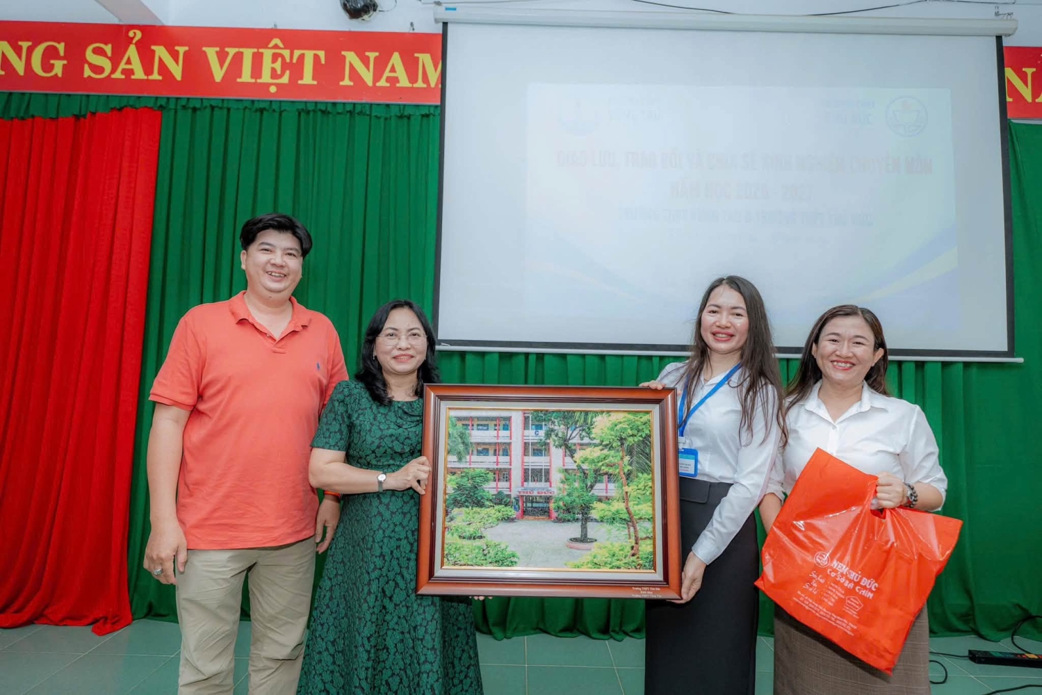 TRƯỜNG THPT VŨNG TÀU GIAO LƯU, CHIA SẺ KINH NGHIỆM CHUYÊN MÔN VỚI TRƯỜNG THPT THỦ ĐỨC