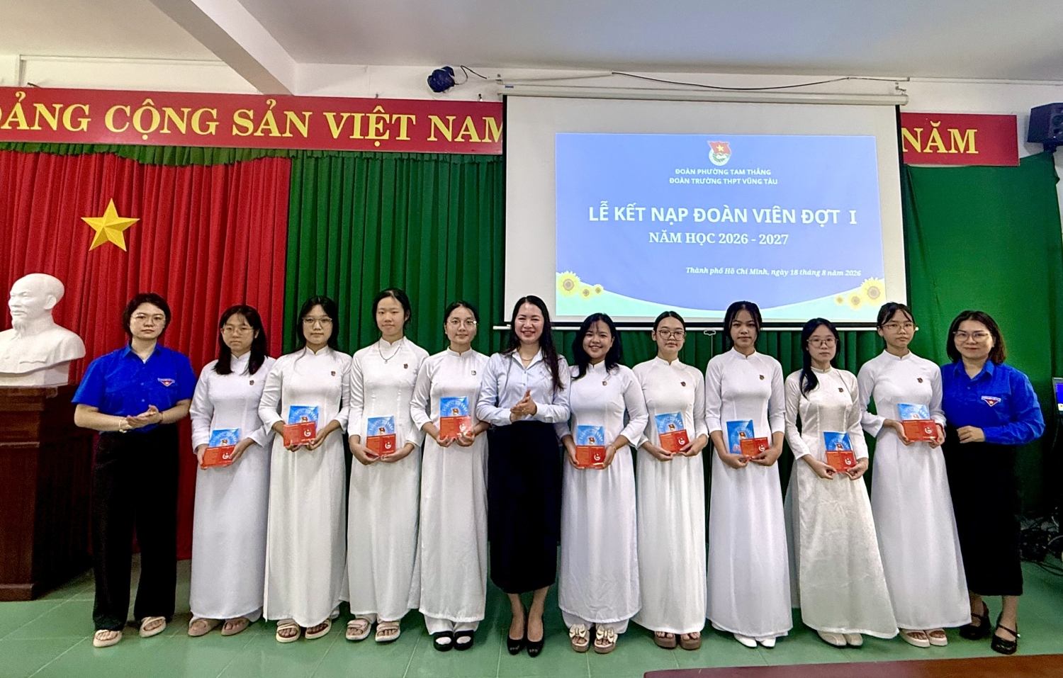 LỄ KẾT NẠP ĐOÀN VIÊN ĐỢT I NĂM HỌC 2026 - 2027
