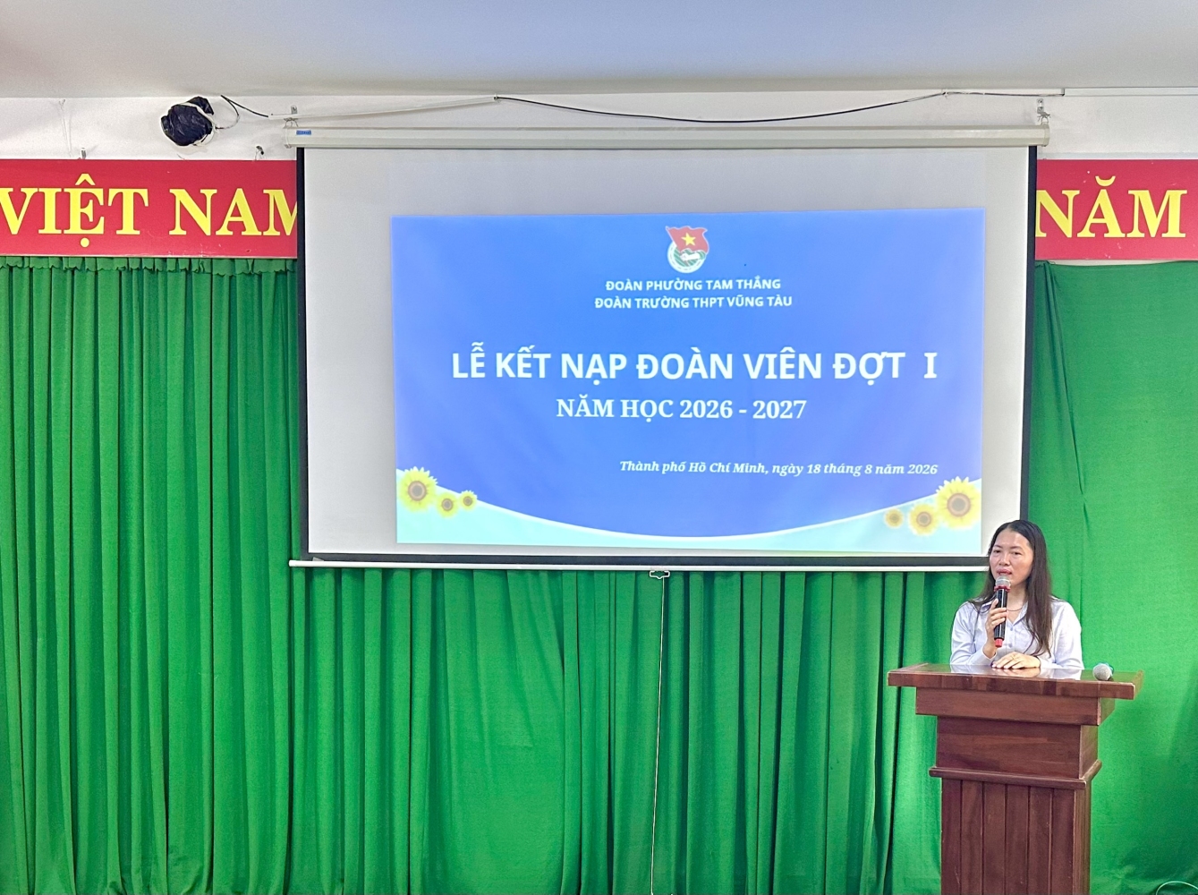 NGƯT.Ths Cô Nguyễn Thị Huế Bí thư Chi bộ - Hiệu Trưởng
